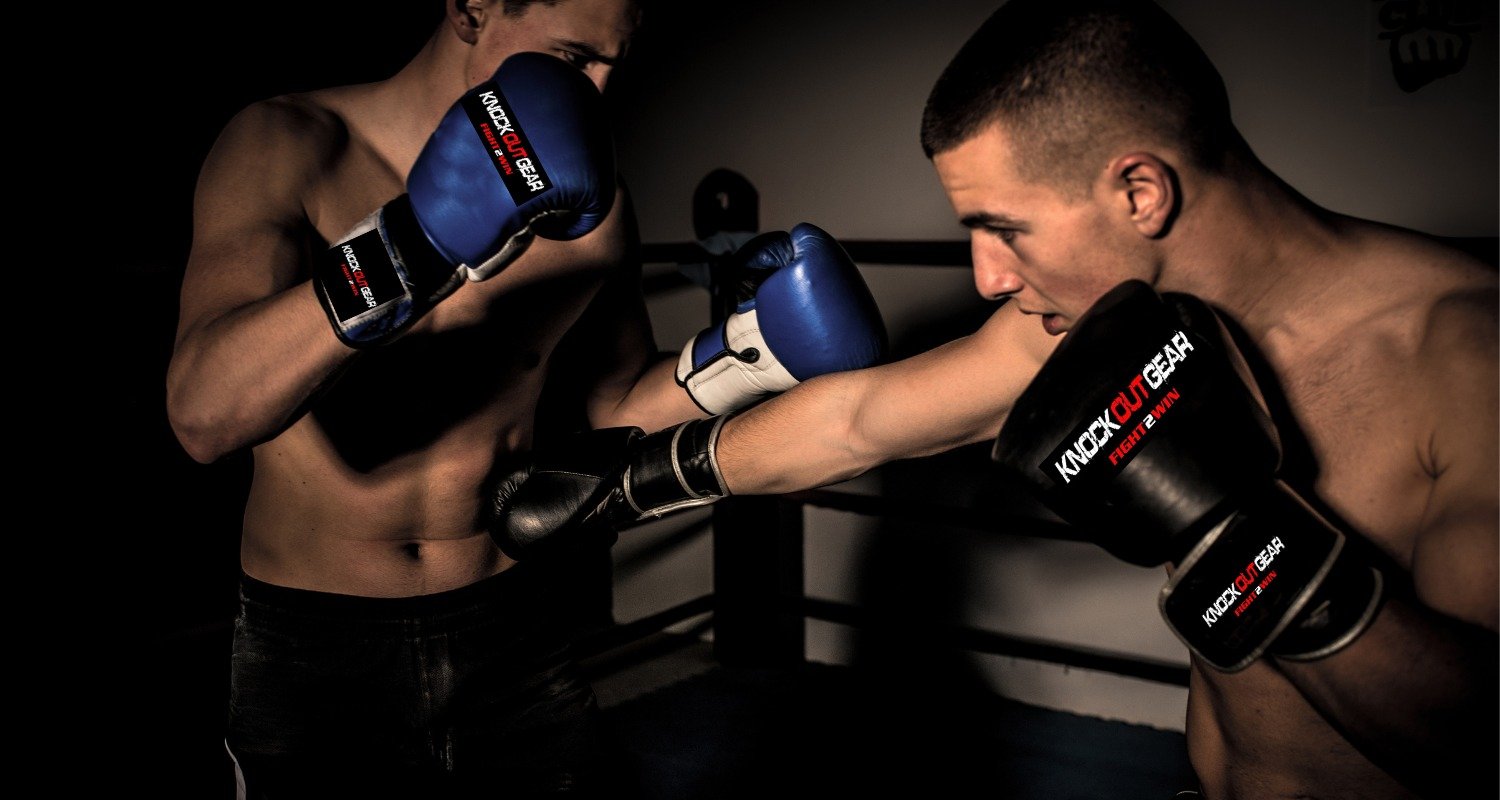 Twee Vechters in Knockoutgear Bokshandschoenen 2 vechters met Knockoutgear handschoen