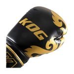 Voorkant ingezoomd bokshandschoen van Knockoutgear Zwart-Goud