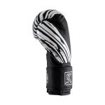 Zijkant bokshandschoen van Knockoutgear Zwart-Wit